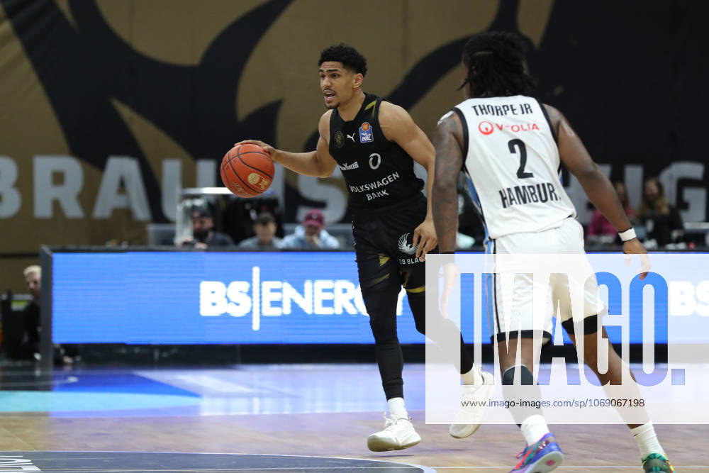 Basketball easyCredit BBL, Basketball Loewen Braunschweig Veolia Hamburg Towers, v l Adrian Worthy Braunschweig, 0 Braunschweig