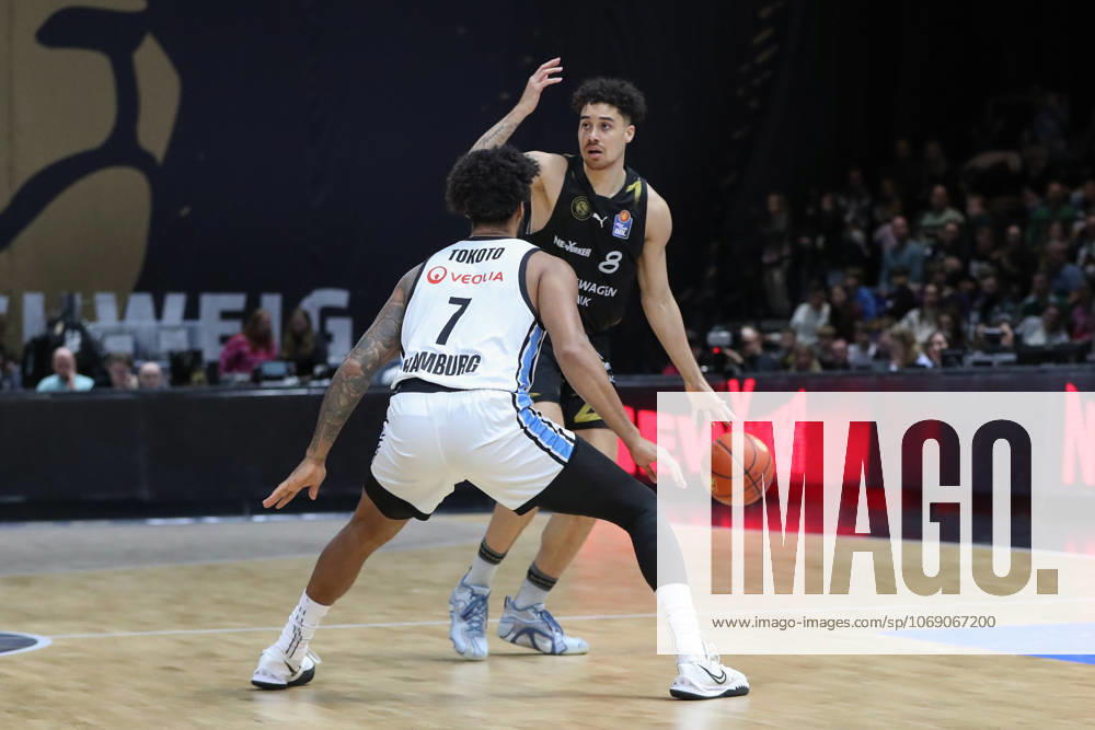 Basketball easyCredit BBL, Basketball Loewen Braunschweig Veolia Hamburg Towers, v l Jean Pierre Tokoto Hamburg, 7 , Joshua Obiesie Braunschweig, 8 Braunschweig