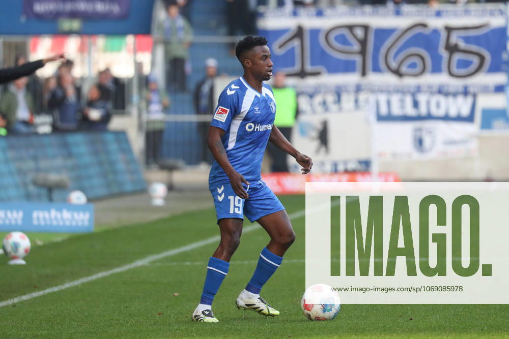 Fußball 2 Bundesliga, 1 FC Magdeburg SC Paderborn 07, v l Lubambo Musonda Magdeburg, 19 Freisteller, Einzelbild, Ganzkoerper, single frame Magdeburg