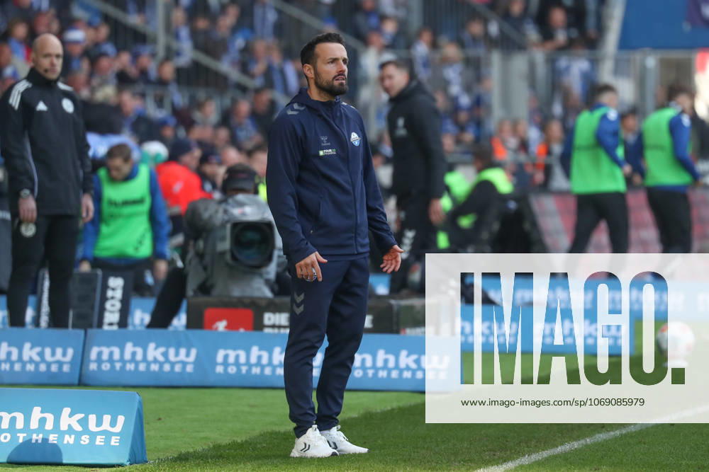 Soccer 2 Bundesliga, 1 FC Magdeburg SC Paderborn 07, v l Ralf Kettemann Paderborn, Trainer Magdeburg