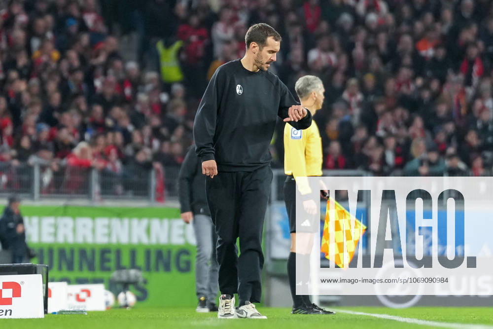 Julian Schuster SC Freiburg, Coach looks at the clock , Germany, Football, 1 Bundesliga, Matchday 10, 2025 2026, SC Freiburg vs FC St Pauli, 09 11 2025, Europa Park Stadion, Freiburg, Germany DFL REGULATIONS PROHIBIT ANY USE OF PHOTOGRAPHS AS IMAGE SEQUENCES AND OR QUASI VIDEO Freiburg Europa Park Stadion Baden Württemberg Germany