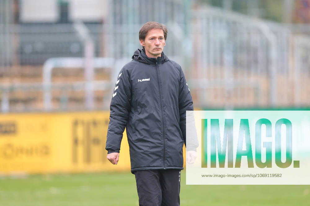 Leipzig, 08 11 2025, Alfred Kunze Sportpark, Soccer, Men, Season 2025 2026, Regionalliga Nordost, 15 Matchday , BSG Chemie Leipzig ZFC Meuselwitz , In the picture Coach Georg Martin Leopold, ZFC Meuselwitz ,