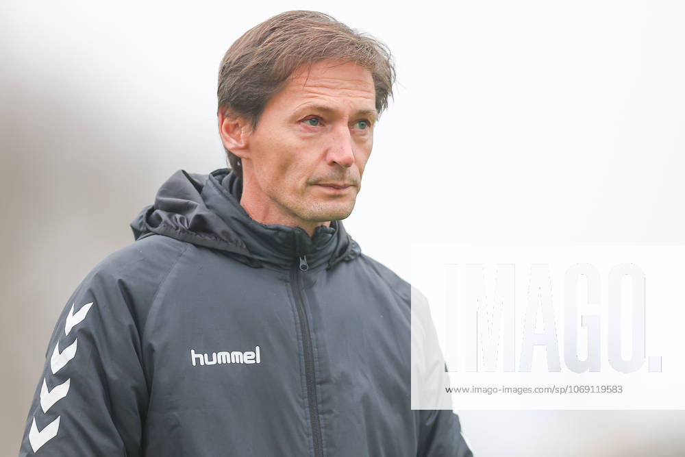 Leipzig, 08 11 2025, Alfred Kunze Sportpark, Soccer, Men, Season 2025 2026, Regionalliga Nordost, 15 Matchday , BSG Chemie Leipzig ZFC Meuselwitz , In the picture Coach Georg Martin Leopold, ZFC Meuselwitz ,