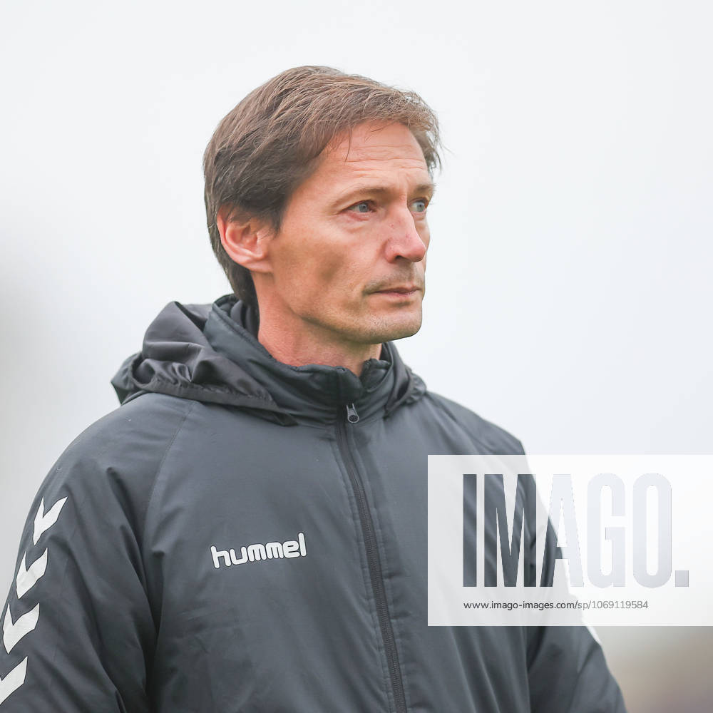 Leipzig, 08 11 2025, Alfred Kunze Sportpark, Soccer, Men, Season 2025 2026, Regionalliga Nordost, 15 Matchday , BSG Chemie Leipzig ZFC Meuselwitz , In the picture Coach Georg Martin Leopold, ZFC Meuselwitz ,