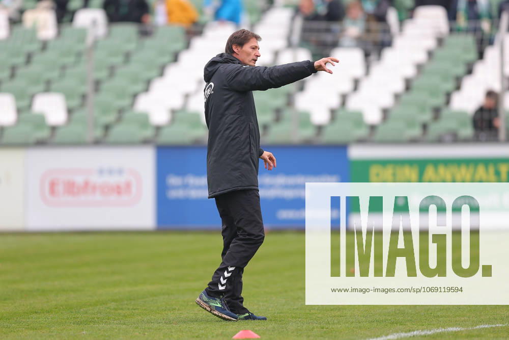 Leipzig, 08 11 2025, Alfred Kunze Sportpark, Soccer, Men, Season 2025 2026, Regionalliga Nordost, 15 Matchday , BSG Chemie Leipzig ZFC Meuselwitz , In the picture Coach Georg Martin Leopold, ZFC Meuselwitz ,