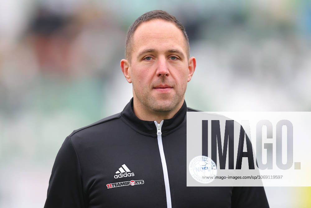 Leipzig, 08 11 2025, Alfred Kunze Sportpark, Soccer, Men, Season 2025 2026, Regionalliga Nordost, Matchday 15 , BSG Chemie Leipzig ZFC Meuselwitz , In the picture referee Henry Müller Mueller ,