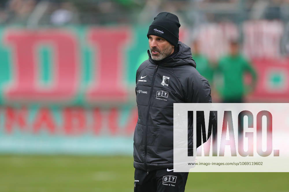 Leipzig, 08 11 2025, Alfred Kunze Sportpark, Soccer, Men, Season 2025 2026, Regionalliga Nordost, 15 Matchday , BSG Chemie Leipzig ZFC Meuselwitz 0 2 0 2 , In the picture Coach Adrian Alipour, Chemie Leipzig ,