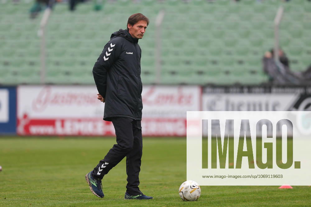 Leipzig, 08 11 2025, Alfred Kunze Sportpark, Soccer, Men, Season 2025 2026, Regionalliga Nordost, 15 Matchday , BSG Chemie Leipzig ZFC Meuselwitz 0 2 0 2 , In the picture Coach Georg Martin Leopold, ZFC Meuselwitz ,