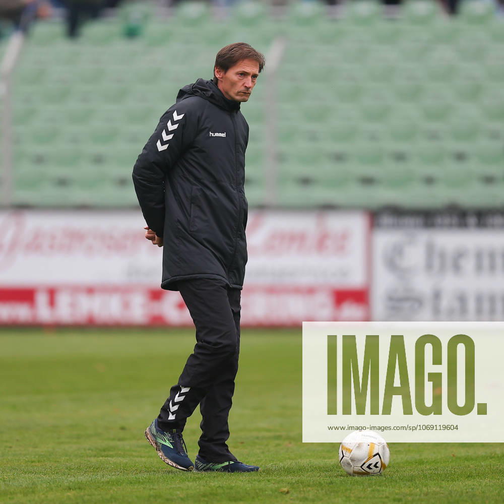 Leipzig, 08 11 2025, Alfred Kunze Sportpark, Soccer, Men, Season 2025 2026, Regionalliga Nordost, 15 Matchday , BSG Chemie Leipzig ZFC Meuselwitz 0 2 0 2 , In the picture Coach Georg Martin Leopold, ZFC Meuselwitz ,