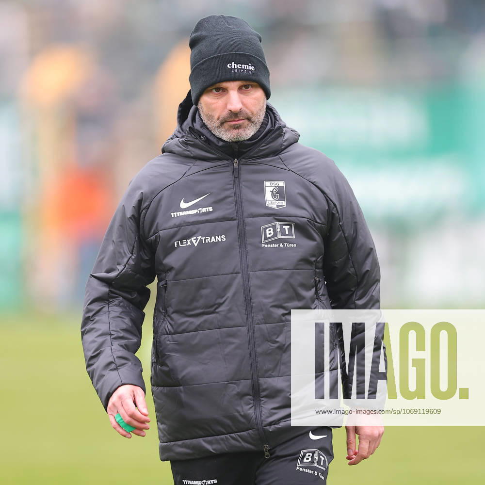 Leipzig, 08 11 2025, Alfred Kunze Sportpark, Soccer, Men, Season 2025 2026, Regionalliga Nordost, 15 Matchday , BSG Chemie Leipzig ZFC Meuselwitz 0 2 0 2 , In the picture Coach Adrian Alipour, Chemie Leipzig ,