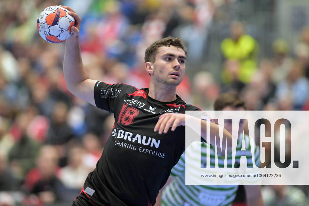 Florian Drosten MT Melsungen 18 on throw Miklos Karai FTC Green Collect 34 R , GER, MT Melsungen Ferencvarosi Torna Club Green Collect Budapest HUN l, Handball, EHF European League Maenner, Group Matches, Saison 2025 2026, 11 11 2025, GER, MT Melsungen FTC Green Collect, Handball, EHF Maenner, Group Matches, Saison 2025 2026, 11 11 2025 Kassel