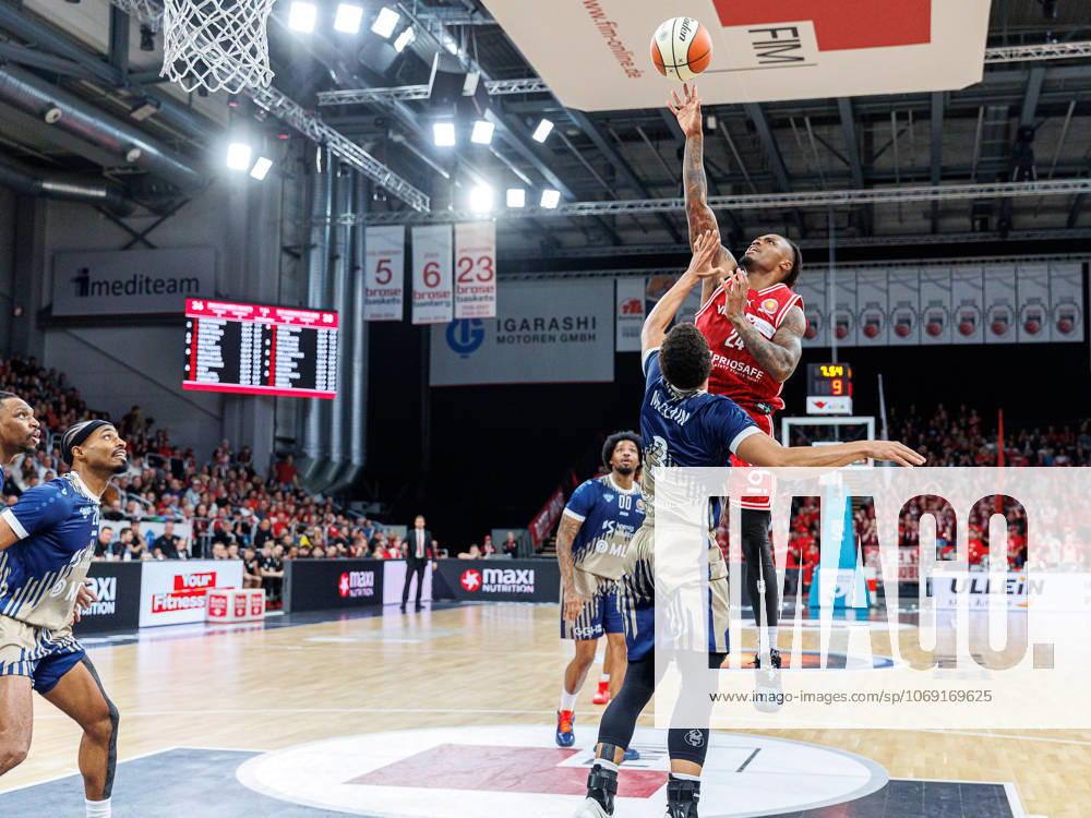 Kevin McClain MLP Academics Heidelberg, 03 , Cobe Williams BMA365 Bamberg Baskets, 24 , BMA365 Bamberg Baskets vs MLP Academics Heidelberg, Basketball, BBL Cup, Quarterfinals, 13 11 2025 BMA365 Bamberg Baskets vs MLP Academics Heidelberg, Basketball, BBL Cup, Quarterfinals, 13 11 2025 Bamberg