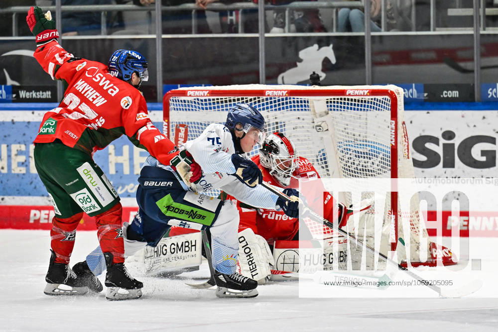 Penny DEL Augsburger Panther Straubing Tigers, 14 11 2025 Augsburg, GERMANY 14 NOVEMBER from l Kyle MAYHEW Augsburger Panther 27 , Elis HEDE Straubing Tigers 75 and Peyton JONES Augsburger Panther 41 during the league match between the Augsburger Panther and the Straubing Tigers on matchday 18 of the Penny DEL at Curt Frenzel Stadium on 14 11 2025
