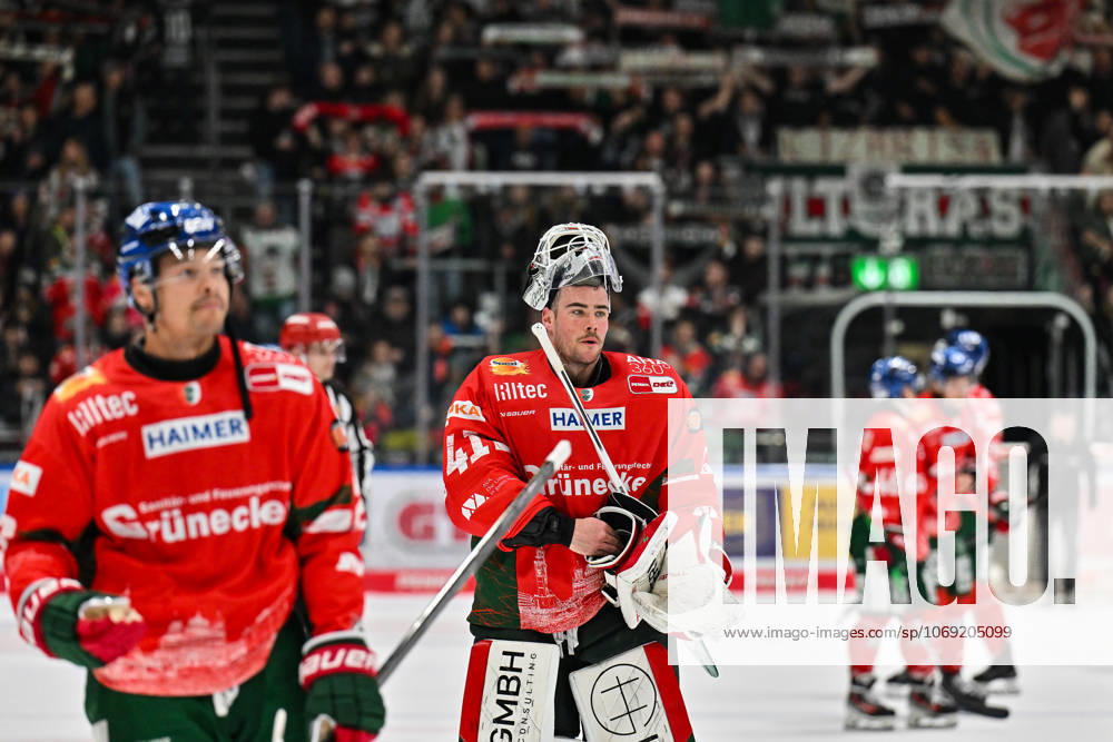 Penny DEL Augsburger Panther Straubing Tigers, 14 11 2025 Augsburg, GERMANY 14 NOVEMBER in the picture Peyton JONES Augsburger Panther 41 with hanging head after the defeat against Straubing after the league match between the Augsburger Panther and the Straubing Tigers on matchday 18 of the Penny DEL at the Curt Frenzel Stadium on 14 11 2025
