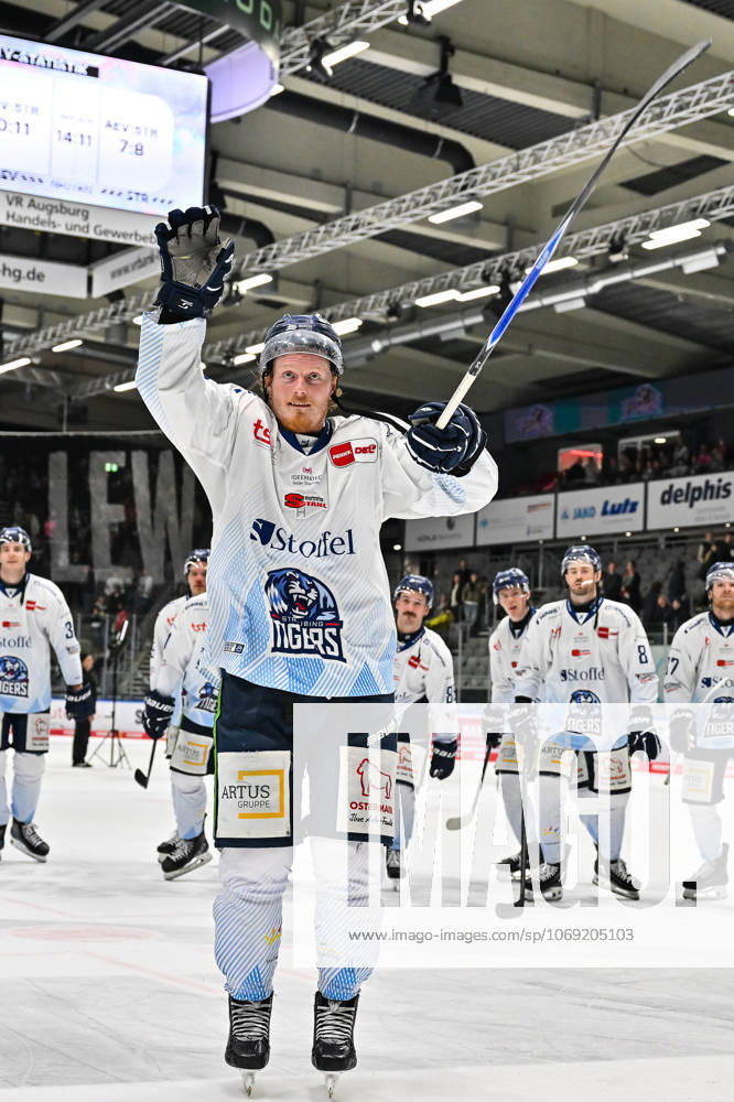 Penny DEL Augsburger Panther Straubing Tigers, 14 11 2025 Augsburg, GERMANY 14 NOVEMBER the Tigers players thank the fans who traveled with them after the away win in Augsburg after the league match between the Augsburger Panther and the Straubing Tigers on matchday 18 of the Penny DEL at the Curt Frenzel Stadium on 14 11 2025 Celebrating Wade ALLISON Straubing Tigers 88