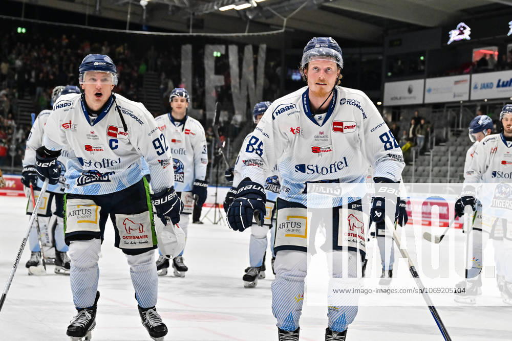 Penny DEL Augsburger Panther Straubing Tigers, 14 11 2025 Augsburg, GERMANY 14 NOVEMBER the Tigers players thank the fans who traveled with them after the away win in Augsburg after the league match between the Augsburger Panther and the Straubing Tigers on matchday 18 of the Penny DEL at the Curt Frenzel Stadium on 14 11 2025 Celebrating Wade ALLISON Straubing Tigers 88