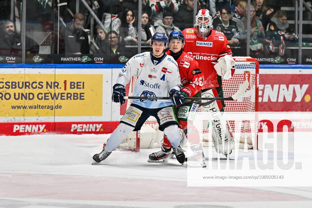 Penny DEL Augsburger Panther Straubing Tigers, 14 11 2025 Augsburg, GERMANY 14 NOVEMBER from l Danjo LEONHARDT Straubing Tigers 53 , Moritz ELIAS Augsburger Panther 46 and Peyton JONES Augsburger Panther 41 during the league match between the Augsburger Panther and the Straubing Tigers on matchday 18 of the Penny DEL at the Curt Frenzel Stadium on 14 11 2025