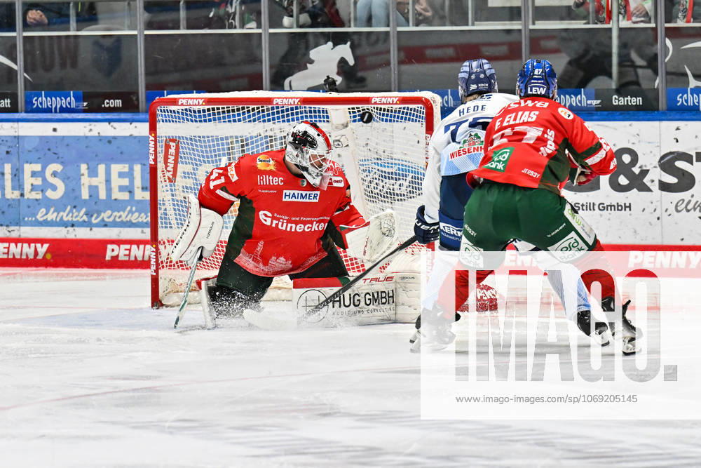 Penny DEL Augsburger Panther Straubing Tigers, 14 11 2025 Augsburg, GERMANY 14 NOVEMBER in this scene Elis HEDE Straubing Tigers 75 scores the 3 8 goal goal scorer Freude Happy during the league match between the Augsburger Panther and the Straubing Tigers on matchday 18 of the Penny DEL at the Curt Frenzel Stadium on 14 11 2025