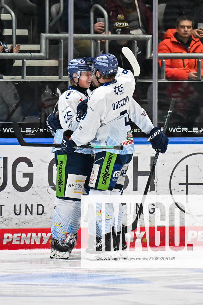 Penny DEL Augsburger Panther Straubing Tigers, 14 11 2025 Augsburg, GERMANY 14 NOVEMBER Cheers of the guests after the goal to 3 8 by Elis HEDE Straubing Tigers 75 Tor Torschuetze Freude Happy at the league match between the Augsburger Panther and the Straubing Tigers on matchday 18 of the Penny DEL at the Curt Frenzel Stadium on 14 11 2025