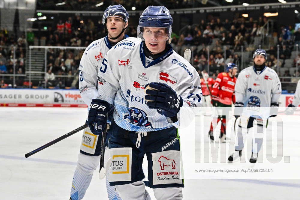 Penny DEL Augsburger Panther Straubing Tigers, 14 11 2025 Augsburg, GERMANY 14 NOVEMBER Cheers of the guests after the goal to 4 9 by Elis HEDE Straubing Tigers 75 Tor Torschuetze Freude Happy at the league match between the Augsburger Panther and the Straubing Tigers on matchday 18 of the Penny DEL at the Curt Frenzel Stadium on 14 11 2025