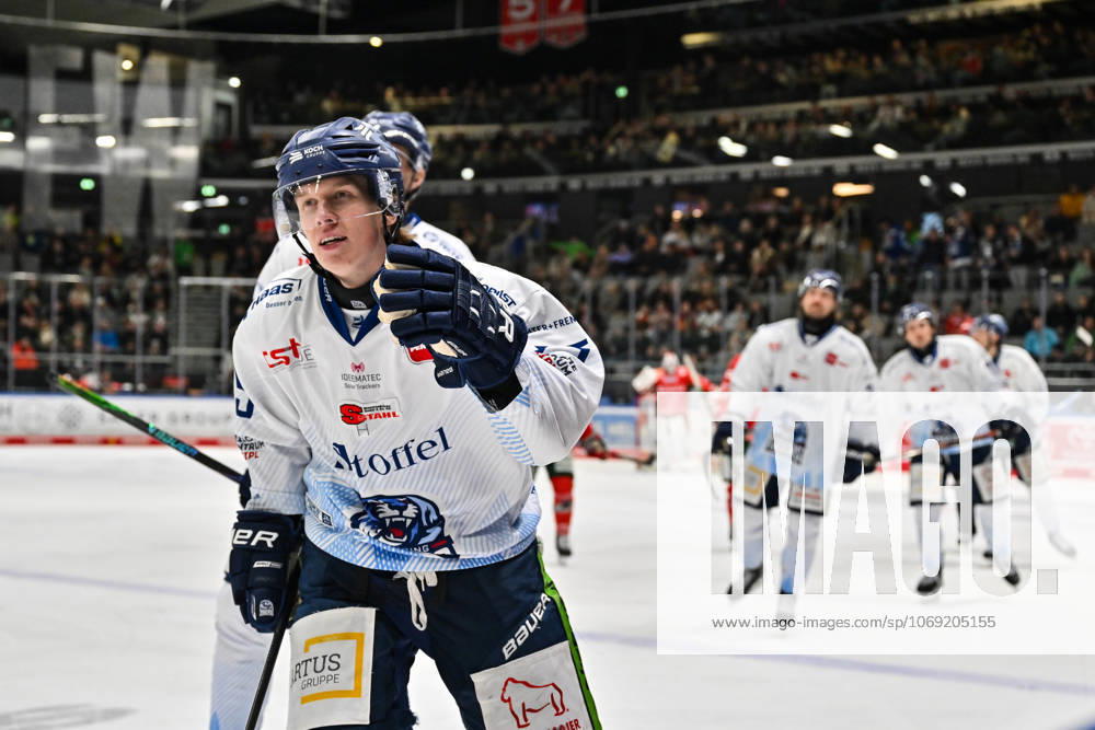 Penny DEL Augsburger Panther Straubing Tigers, 14 11 2025 Augsburg, GERMANY 14 NOVEMBER Cheers of the guests after the goal to 4 9 by Elis HEDE Straubing Tigers 75 Tor Torschuetze Freude Happy at the league match between the Augsburger Panther and the Straubing Tigers on matchday 18 of the Penny DEL at the Curt Frenzel Stadium on 14 11 2025