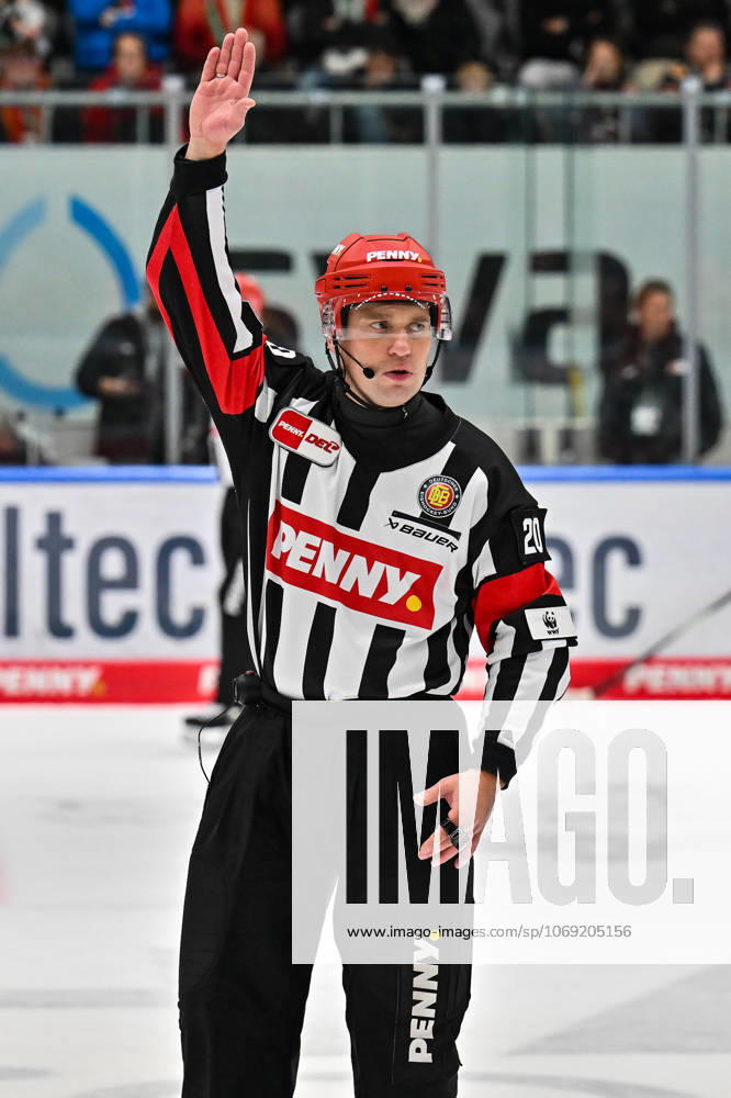 Penny DEL Augsburger Panther Straubing Tigers, 14 11 2025 Augsburg, GERMANY 14 NOVEMBER in the picture main referee Andris ANSONS single photo free passer at the league match between the Augsburger Panther and the Straubing Tigers on matchday 18 of the Penny DEL at the Curt Frenzel Stadium on 14 11 2025