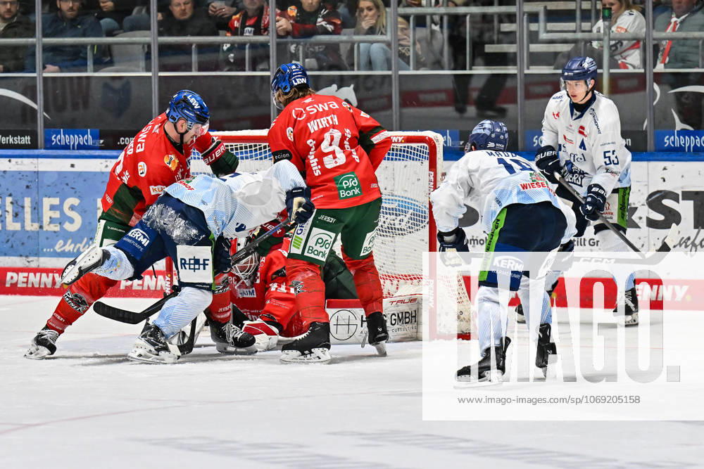 Penny DEL Augsburger Panther Straubing Tigers, 14 11 2025 Augsburg, GERMANY 14 NOVEMBER from l Maximilian RENNER Augsburger Panther 58 , Skyler McKENZIE Straubing Tigers 86 , Moritz WIRTH Augsburger Panther 9 during the league match between the Augsburger Panther and the Straubing Tigers on matchday 18 of the Penny DEL at Curt Frenzel Stadium on 14 11 2025