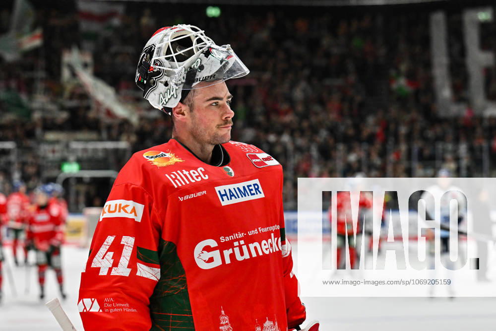 Penny DEL Augsburger Panther Straubing Tigers, 14 11 2025 Augsburg, GERMANY 14 NOVEMBER in the picture Peyton JONES Augsburger Panther 41 with hanging head after the defeat against Straubing after the league match between the Augsburger Panther and the Straubing Tigers on matchday 18 of the Penny DEL at the Curt Frenzel Stadium on 14 11 2025