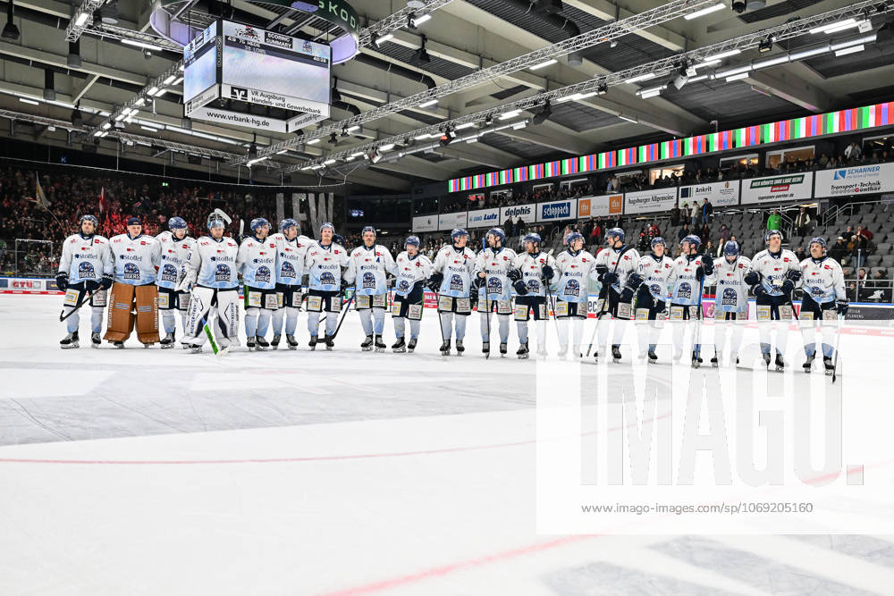 Penny DEL Augsburger Panther Straubing Tigers, 14 11 2025 Augsburg, GERMANY 14 NOVEMBER the Tigers players thank the fans after the away win in Augsburg after the league match between the Augsburger Panther and the Straubing Tigers on matchday 18 of the Penny DEL at the Curt Frenzel Stadium on 14 11 2025 Celebrations