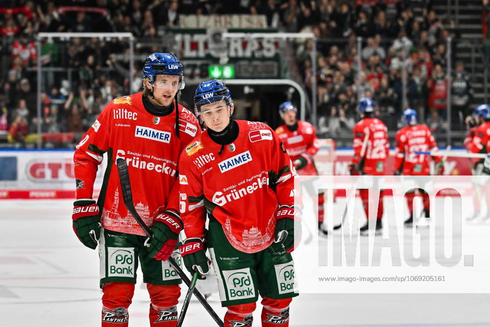 Penny DEL Augsburger Panther Straubing Tigers, 14 11 2025 Augsburg, GERMANY 14 NOVEMBER in the picture Moritz WIRTH Augsburger Panther 9 and Moritz ELIAS Augsburger Panther 46 with hanging head after the defeat against Straubing after the league match between the Augsburger Panther and the Straubing Tigers on matchday 18 of the Penny DEL at the Curt Frenzel Stadium on 14 11 2025