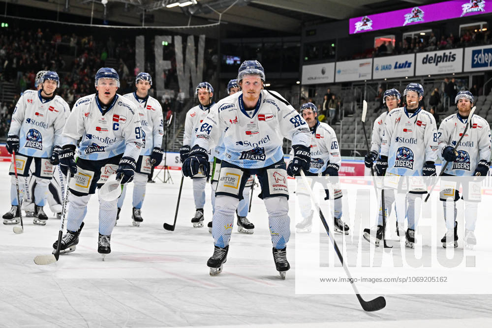 Penny DEL Augsburger Panther Straubing Tigers, 14 11 2025 Augsburg, GERMANY 14 NOVEMBER the Tigers players thank the fans who traveled with them after the away win in Augsburg after the league match between the Augsburger Panther and the Straubing Tigers on matchday 18 of the Penny DEL at the Curt Frenzel Stadium on 14 11 2025 Celebrating Wade ALLISON Straubing Tigers 88