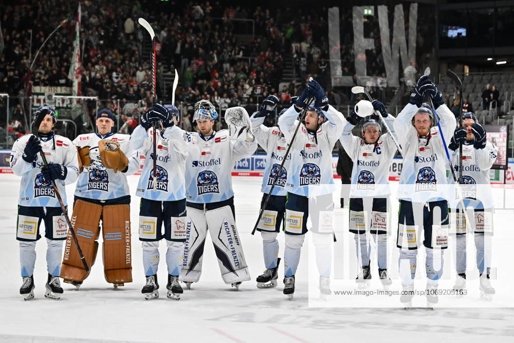 Penny DEL Augsburger Panther Straubing Tigers, 14 11 2025 Augsburg, GERMANY 14 NOVEMBER the Tigers players thank the fans after the away win in Augsburg after the league match between the Augsburger Panther and the Straubing Tigers on matchday 18 of the Penny DEL at the Curt Frenzel Stadium on 14 11 2025 Celebrations