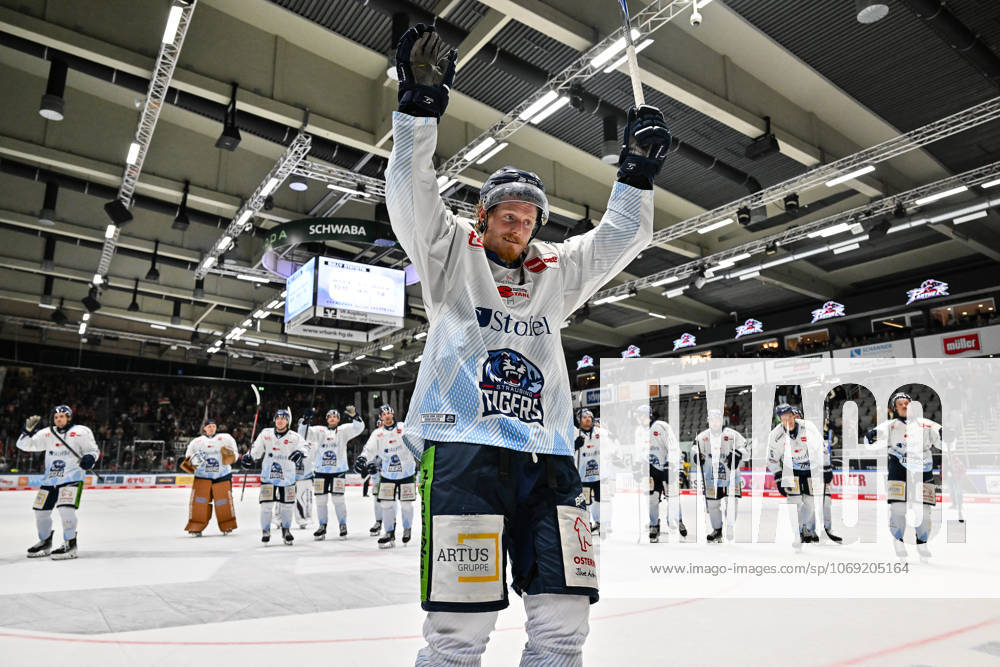 Penny DEL Augsburger Panther Straubing Tigers, 14 11 2025 Augsburg, GERMANY 14 NOVEMBER the Tigers players thank the fans who traveled with them after the away win in Augsburg after the league match between the Augsburger Panther and the Straubing Tigers on matchday 18 of the Penny DEL at the Curt Frenzel Stadium on 14 11 2025 Celebrating Wade ALLISON Straubing Tigers 88