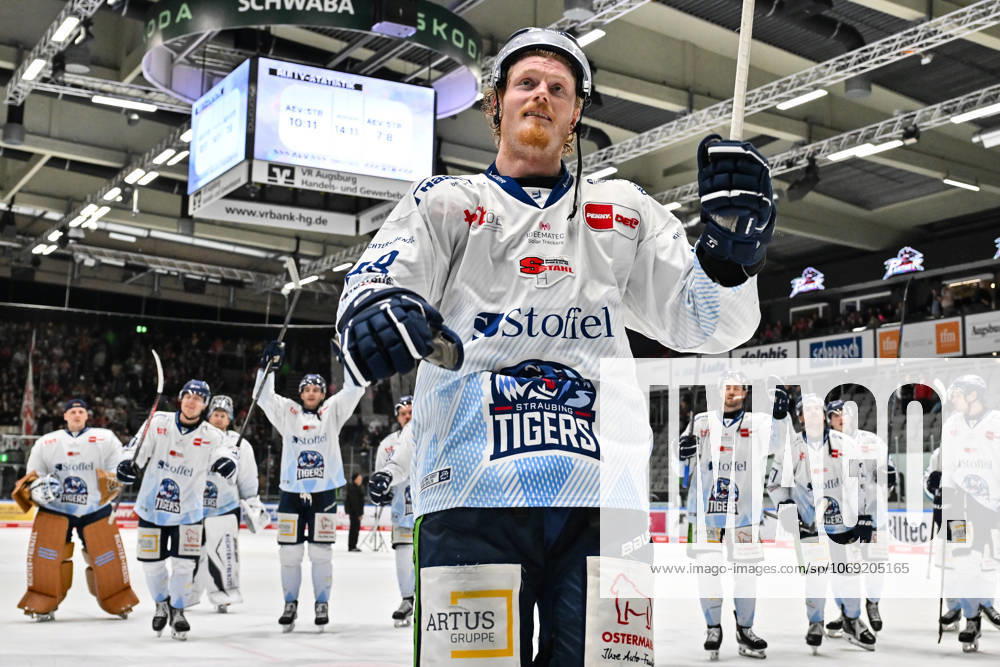 Penny DEL Augsburger Panther Straubing Tigers, 14 11 2025 Augsburg, GERMANY 14 NOVEMBER the Tigers players thank the fans who traveled with them after the away win in Augsburg after the league match between the Augsburger Panther and the Straubing Tigers on matchday 18 of the Penny DEL at the Curt Frenzel Stadium on 14 11 2025 Celebrating Wade ALLISON Straubing Tigers 88