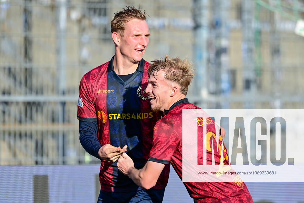 From left goal scorer Cornelius Pfeiffer Unterhaching, 22 Andy Breuer Unterhaching, 26 with goal celebration, jubilation, goal celebration, celebrate the goal, goal, celebration, jubilation over the goal to 2 0, optimistic, action, action, 15 11 2025, Unterhaching Germany , Football, Regionalliga Bayern, SpVgg Unterhaching DJK Vilzing