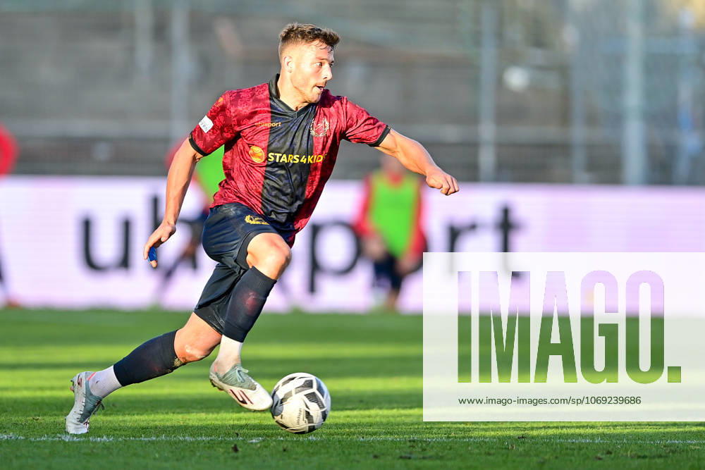 Moritz Mueller Unterhaching, 24 on the ball, cropped image, single image, action, action, 15 11 2025, Unterhaching Germany , Football, Regionalliga Bayern, SpVgg Unterhaching DJK Vilzing