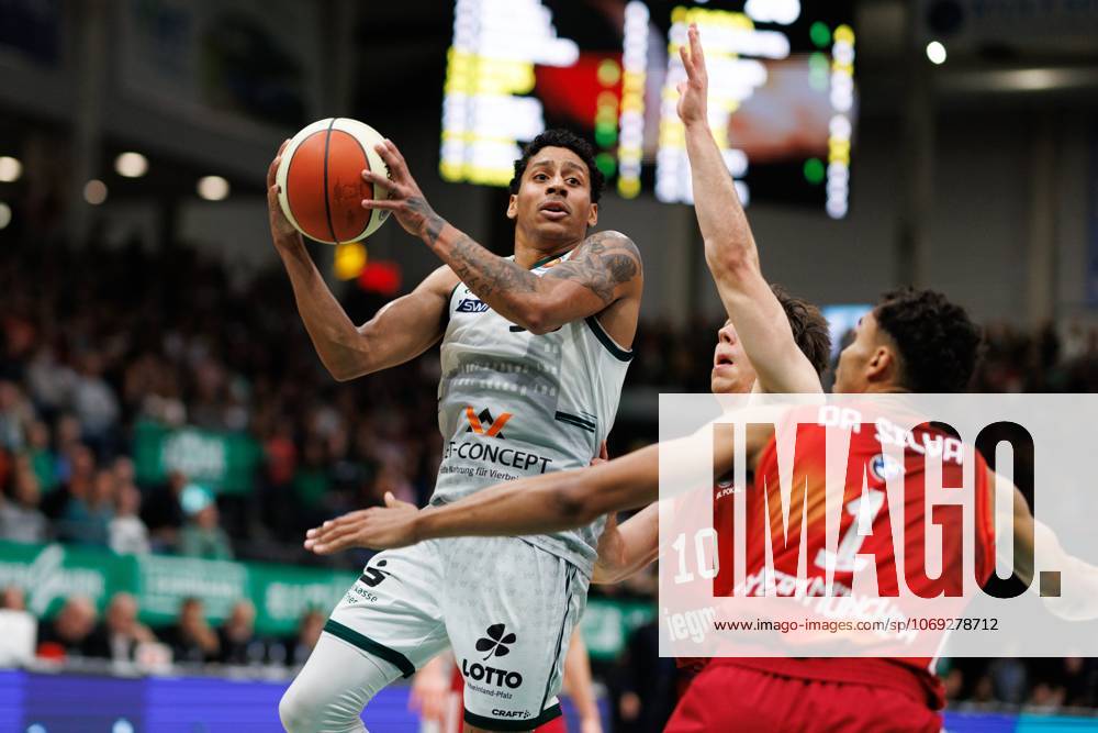 Eli Brooks Gladiators Trier in a duel with Justinian Jessup FC Bayern Basketball and Oscar da Silva FC Bayern Basketball , Vet Concept Gladiators Trier vs FC Bayern Basketball, Basketball, BBL Cup, Quarter-finals, 2025 2026 season, 16 11 2025 Vet Concept Gladiators Trier vs FC Bayern Basketball, Basketball, BBL Cup, Quarter-finals, 2025 2026 season