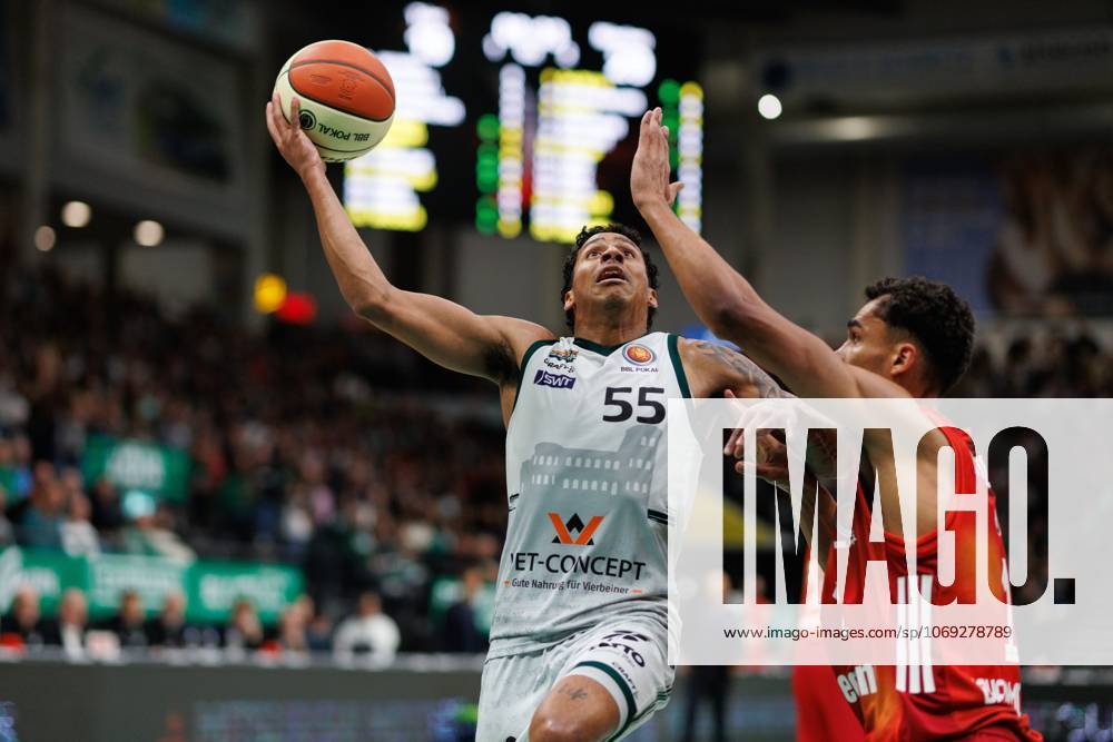 Eli Brooks Gladiators Trier in a duel with Oscar da Silva FC Bayern Basketball , Vet Concept Gladiators Trier vs FC Bayern Basketball, Basketball, BBL Cup, Quarter-finals, 2025 2026 season, 16 11 2025 Vet Concept Gladiators Trier vs FC Bayern Basketball, Basketball, BBL Cup, Quarter-finals, 2025 2026 season