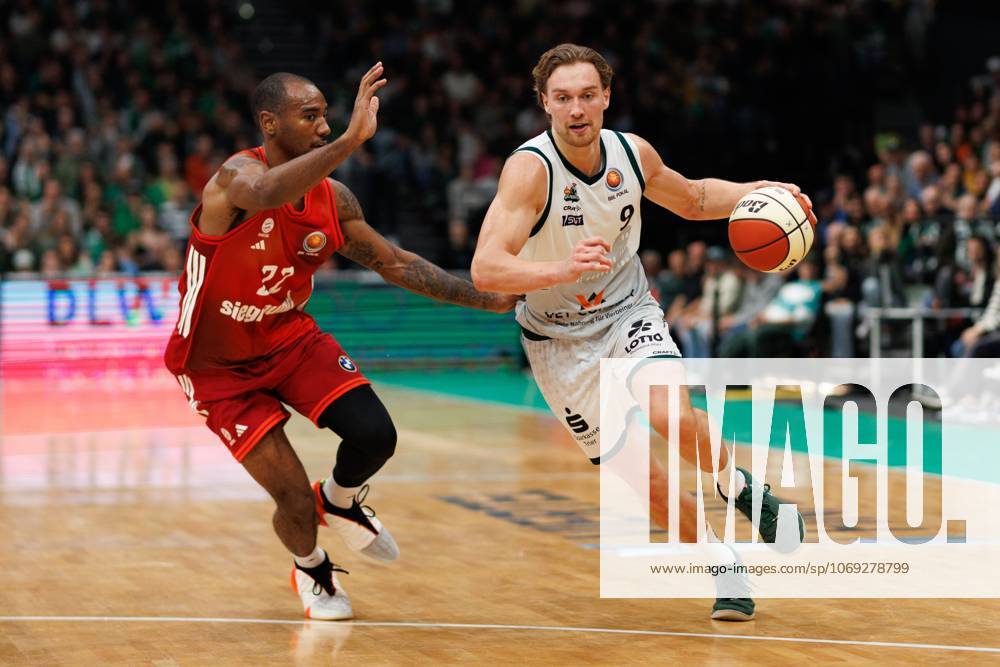 Marco Hollersbacher Gladiators Trier in duel with Isiaha Mike FC Bayern Basketball , Vet Concept Gladiators Trier vs FC Bayern Basketball, Basketball, BBL Pokal, Quarterfinals, Season 2025 2026, 16 11 2025 Vet Concept Gladiators Trier vs FC Bayern Basketball, Basketball, BBL Pokal, Quarterfinals, Season 2025 2026