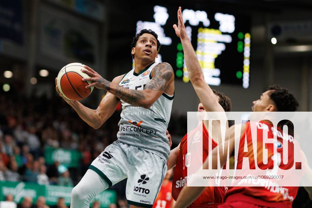 Eli Brooks Gladiators Trier in a duel with Justinian Jessup FC Bayern Basketball and Oscar da Silva FC Bayern Basketball , Vet Concept Gladiators Trier vs FC Bayern Basketball, Basketball, BBL Cup, Quarter-finals, 2025 2026 season, 16 11 2025 Vet Concept Gladiators Trier vs FC Bayern Basketball, Basketball, BBL Cup, Quarter-finals, 2025 2026 season