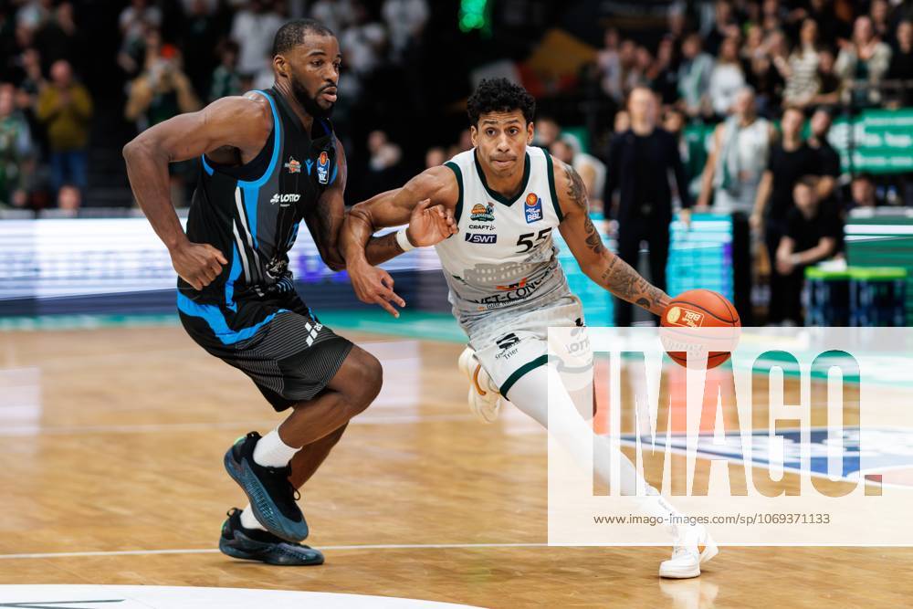 Eli Brooks Gladiators Trier in a duel with Naz Bohannon Science City Jena , Vet Concept Gladiators Trier vs Science City Jena, Basketball, easyCredit BBL, Matchday 8, Season 2025 2026, 19 11 2025 Vet Concept Gladiators Trier vs Science City Jena, Basketball, easyCredit BBL, Matchday 8, Season 2025 2026