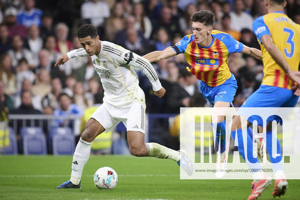 Real Madrid CFs Jude Bellingham (L) and Valencia CFs Pepelu Garcia during La Liga match. November 01 ,2025. (20251101495)