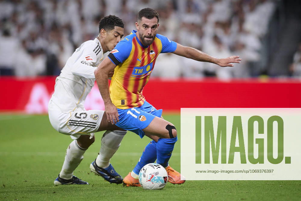 Real Madrid CFs Jude Bellingham (L) and Valencia CFs Luis Rioja during La Liga match. November 01 ,2025. (20251101502)