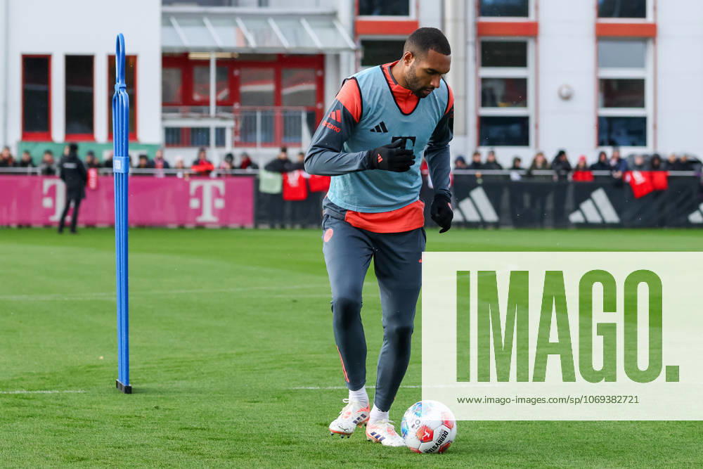 Jonathan Tah FC Bayern Muenchen, 04 with ball, GER, Public training, FC Bayern Muenchen, Football, Season 2025 2026, 20 11 2025, GER, Public training, FC Bayern Muenchen, Football, Season 2025 2026, 20 11 2025 Muenchen