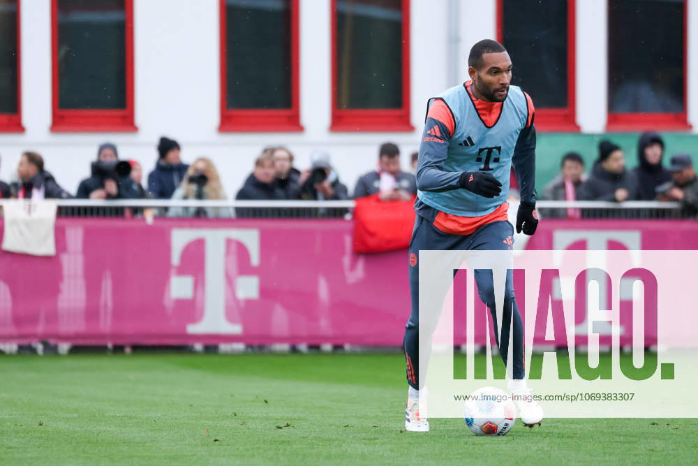 Jonathan Tah FC Bayern Muenchen, 04 with ball, GER, Public training, FC Bayern Muenchen, Football, Season 2025 2026, 20 11 2025, GER, Public training, FC Bayern Muenchen, Football, Season 2025 2026, 20 11 2025 Muenchen
