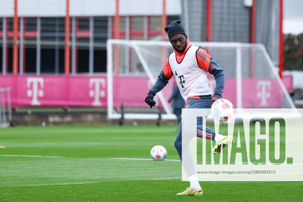 Alphonso Davies FC Bayern Muenchen, 19 with ball, GER, Public training, FC Bayern Muenchen, Football, Season 2025 2026, 20 11 2025, GER, Public training, FC Bayern Muenchen, Football, Season 2025 2026, 20 11 2025 Muenchen
