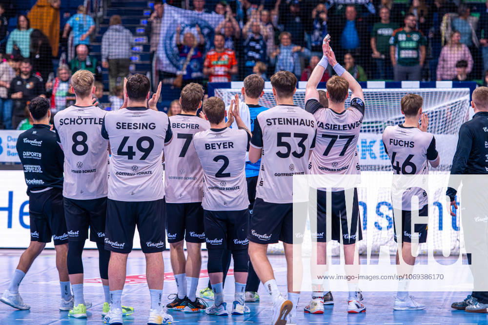 V l , TSV Hannover Burgdorf green vs Bergischer HC beige on matchday 13 of the 2025 2026 season in the DAIKIN Handball Bundesliga 20 11 2025, ZAG Arena Hannover, GER ,