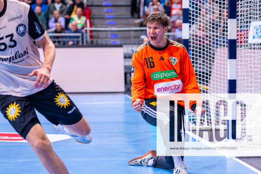Simon Gade TSV Hannover Burgdorf, No. 16 v l , TSV Hannover Burgdorf green against Bergischer HC beige on matchday 13 of the 2025 2026 season in the DAIKIN Handball Bundesliga 20 11 2025, ZAG Arena Hannover, GER ,