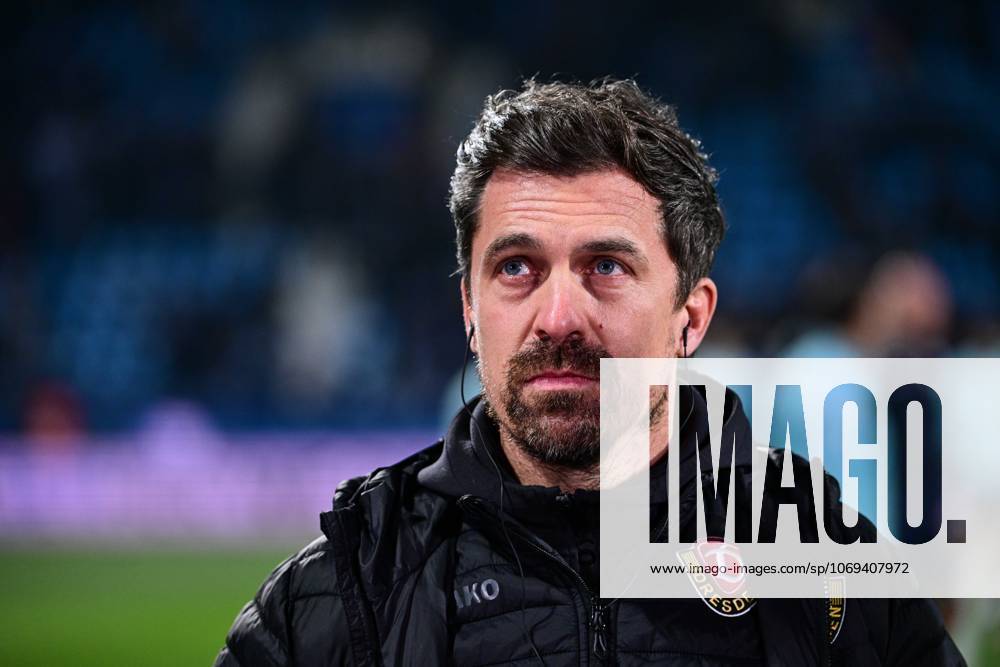 Thomas Stamm Head Coach Dresden , VfL Bochum vs Dynamo Dresden, Soccer, 2 Bundesliga, 13 Matchday, 21 11 2025 DFB regulations prohibit any use of photographs as image sequences and or quasi video Bochum Nordrhein Westfalen Germany