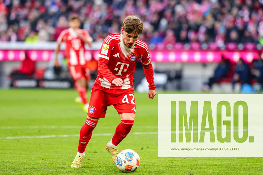 Lennart Karl 42, FC Bayern München at the match between FC Bayern München v SC Freiburg, Football, Men, Bundesliga, 2025 2026, 11 Matchday on 22 11 2025 in Munich, Allianz Arena DFL and DFB regulations prohibit any use of photographs as image sequences and or quasi video Bayern Germany